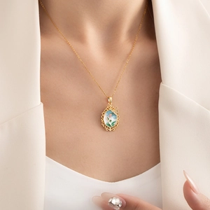 Collier tulipe vintage en or avec émail bleu et breloque papillon sur mannequin
