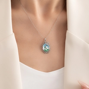 Détail du collier tulipe avec pendentif floral vintage et bordure en dentelle argent