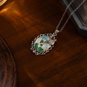 Détail du pendentif tulipe ovale avec rose, papillon et bordure en dentelle argentée