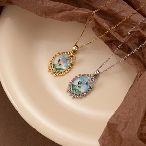 Collier vintage avec pendentif tulipe en émail et bordure en dentelle de strass brillants