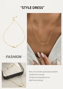 Détail d'un collier doré ondulé avec zircons présenté dans un coffret cadeau noir chic