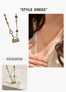 Détail du collier pendentif cadenas en émail bleu avec motifs floraux dorés et trèfles