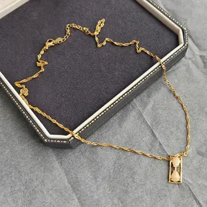 Elegante collana a clessidra dorata con pietre di opale e catena a onde su cofanetto