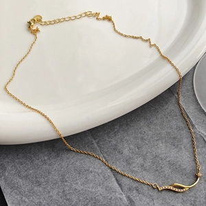 Collier élégant doré en forme de vague avec zircons et petit pendentif étoile