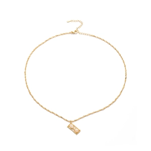 Elegante collana a clessidra in argento S925 dorato con opale su sfondo bianco