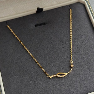 Collier géométrique doré élégant avec pendentif vague et étoile, serti de zircons brillants