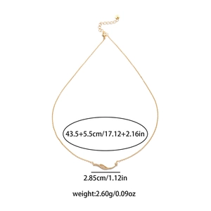 Vue détaillée du collier géométrique doré avec zircon, dimensions et fermoir mousqueton