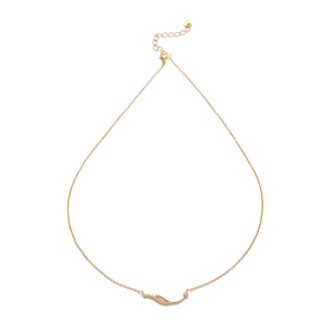 Collier géométrique doré élégant avec pendentif vague et pierres en zircone cubique