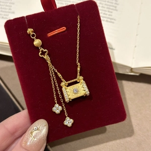 Collier élégant trèfle doré avec pampilles et incrustation de pierre blanche