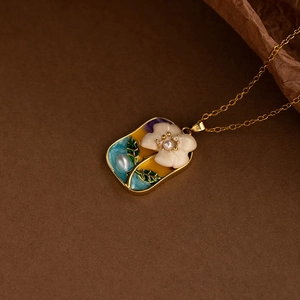 Französische Vintage-Blumenhalskette mit Emaille-Details und Perlen auf braunem Grund