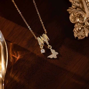 Detail der goldenen Schmetterlingskette mit Zirkonia-Anhänger auf einer feinen Gliederkette