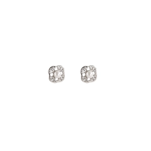 Elegant four-leaf flower pearl earrings with sparkling crystals in a silver finish
