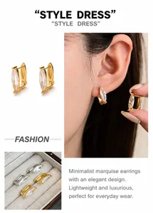 Détails macro des boucles d'oreilles en zircone marquise en finitions or et argent