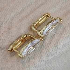 Boucles d'oreilles huggies en or avec zircon marquise au design minimaliste chic