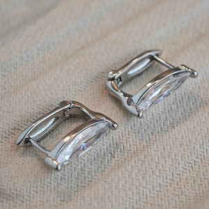 Boucles d'oreilles créoles avec zircone marquise et finition argent polie pour femmes