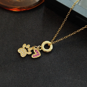 Collier chic en or avec charms cœur et patte en zircone coloré sur chaîne fine