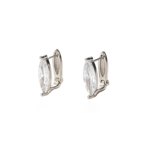 Détails rapprochés des boucles d'oreilles en zircon marquise au fini argent poli