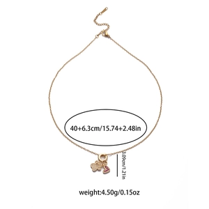 Collier doré avec pendentif patte de chat et cœur rouge orné de zircons étincelants