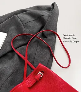 Detailansicht der roten Handytasche aus genarbtem Leder mit verstellbarem Riemen und Schnalle