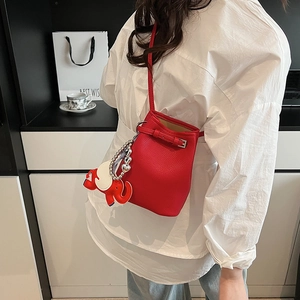 Detailansicht rote Mini Beuteltasche aus Leder mit Elefanten-Anhänger und Riemen