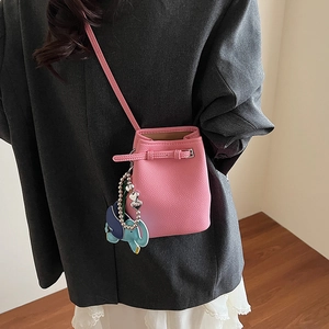 Detailansicht der rosa Ledereimertasche mit süßem Elefantenanhänger und Metallschnalle