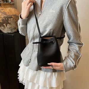 Detail der minimalistischen schwarzen Eimer Tasche aus Leder mit Metall-Verschluss