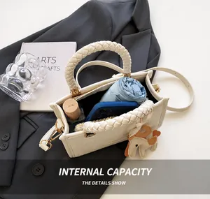 Vue de dessus du sac seau crème montrant l'espace pour parapluie et téléphone