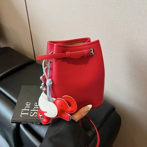 Damen Mini Beuteltasche Gekörntes PU Leder Elefant Anhänger Umhängetasche Kordelzug Lässige Mode Handtasche Für Den Alltag