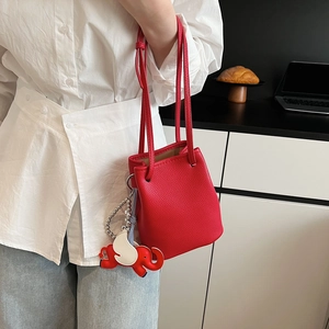 Rote Beuteltasche aus Leder mit Litschi-Muster und dekorativem Elefantenanhänger für Damen
