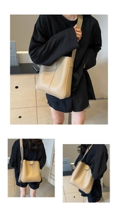 Vues détaillées d'un sac seau beige en cuir avec coutures latérales et bandoulière
