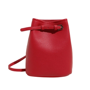 Rote Beuteltasche aus Leder mit Lychee-Struktur, Silberschnalle und dünnem Gurt