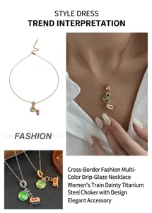 Détail du pendentif train en émail coloré sur une chaîne de collier en acier titane