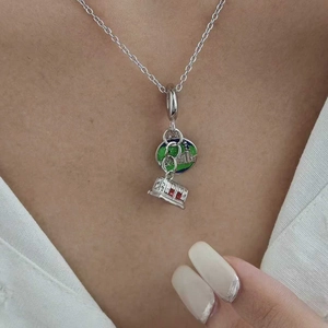 Détail d'un collier en acier titane avec pendentif petit train et émail bleu canard