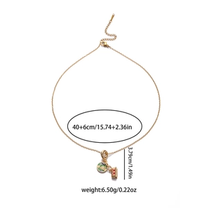 Collier en titane doré avec pendentifs émaillés rond vert et rectangulaire rouge