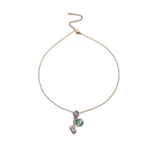 Détail du collier doré avec pendentif globe vert et petit train rouge et blanc poli