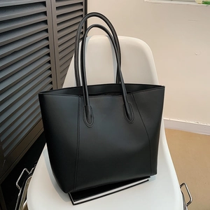 Grand sac cabas minimaliste en cuir noir avec doubles anses pour les déplacements quotidiens