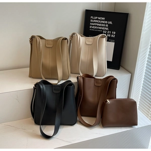 Vue détaillée des grands sacs seaux en quatre couleurs avec leurs pochettes assorties