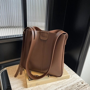 Sac seau chic en cuir marron foncé avec bandoulière réglable pour le quotidien