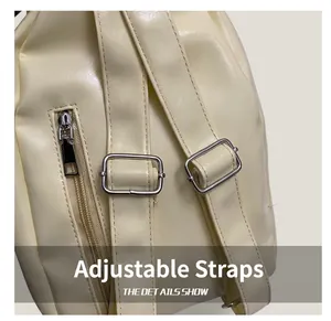 Détail du sac à dos beige en similicuir avec bretelles réglables et poche zippée
