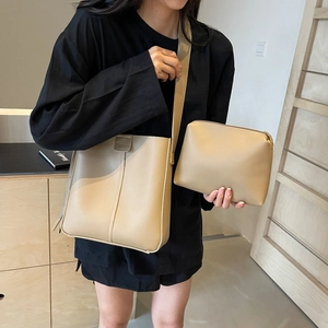 Sac seau beige minimaliste grande capacité et sa pochette assortie portés