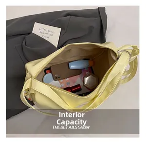 Vue intérieure du grand sac à bandoulière jaune vintage avec divers objets quotidiens