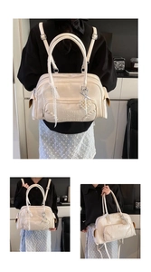 Dettaglio dello zaino versatile in pelle PU bianco sporco con ciondolo a cuore e pizzo