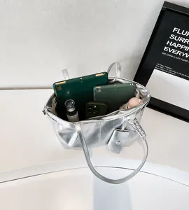 Großzügiger Innenraum der silbernen Metallic-Tasche mit Platz für Tablet und Zubehör