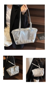 Détail du cabas argenté métallisé avec texture cuir et une petite pochette assortie