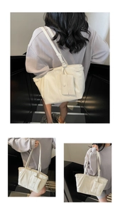 Détails macro du sac fourre-tout crème avec bandoulière torsadée et petite pochette