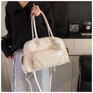 Dettaglio borsa Boston bianco crema con perle eleganti e fiocco in pizzo decorativo