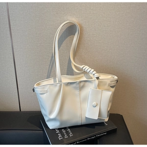 Détail du sac cabas minimaliste crème avec mini pochette amovible en similicuir