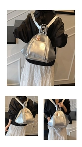 Détails d'un sac à dos argenté métallisé en PU brillant avec un charmant pendentif chat