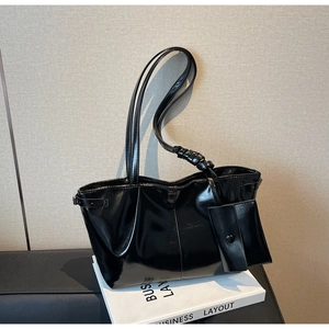 Sac fourre-tout noir brillant avec bandoulière nouée et petit porte-monnaie assorti