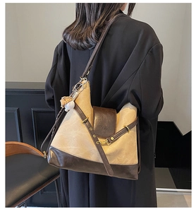 Détail du sac fourre-tout minimaliste avec surpiqûres contrastées et bandoulière pour femme